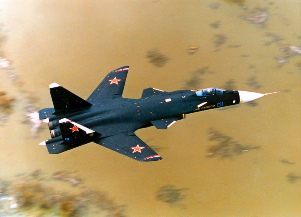 Nguyên mẫu tiêm kích cánh ngược Su-47 Berkut (Đại Bàng Vàng) do Sukhoi thiết kế. Dù không được chấp nhận trang bị nhưng Su-47 vẫn khiến thế giới phải kinh ngạc khi xuất hiện bởi kiểu cánh độc đáo của nó.