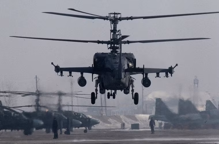 Những chiếc trực thăng tấn công Ka-52 đầu tiên được Nga đưa vào sử dụng vào năm 2011 và chỉ sau một thời gian ngắn đưa vào trang bị Ka-52 đã thể hiện được vai trò của mình trong lực lượng Không quân Nga.