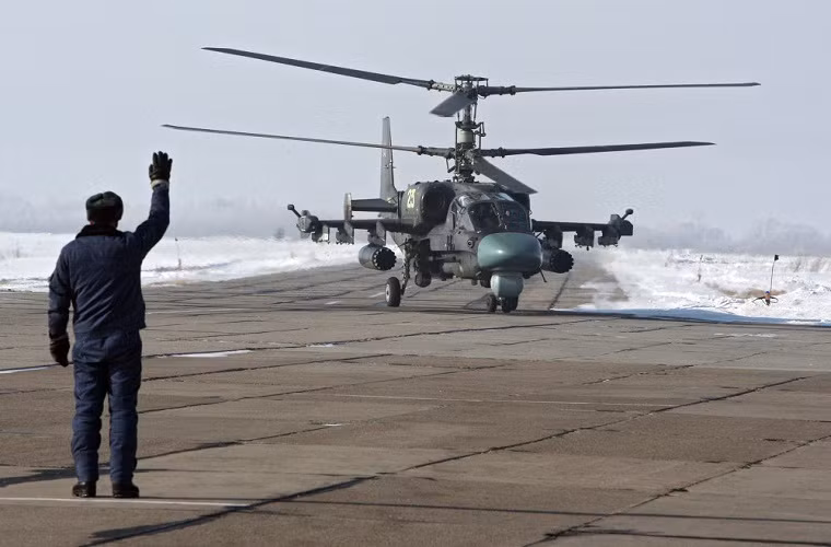 Ưu điểm của Ka-52 là dùng cơ cấu cánh quạt đồng trục, cho phép bỏ cánh quạt đuôi tăng đáng kể tính ổn định khi bay, nhỏ gọn. Trong ảnh, một chiếc Ka-52 đang di chuyển về vị trí cất cánh trong đợt diễn tập hôm 5/2 tại Chernigovka.