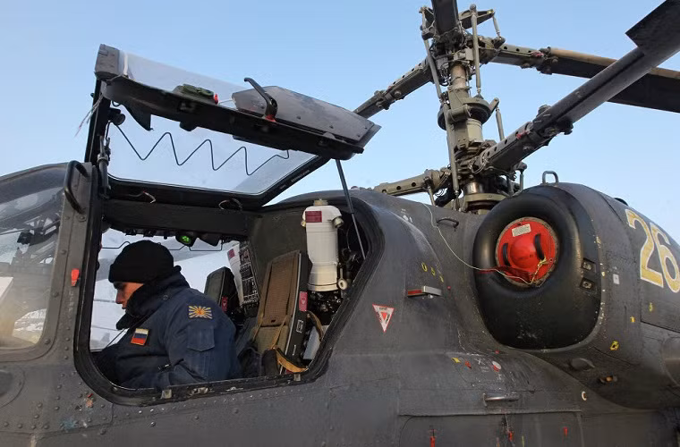 Ka-52 còn được xem như là biến thể nâng cấp hai chỗ ngồi của máy bay trực thăng tấn công Ka-50 Black Shark (định danh NATO là Hokum A) được Liên Xô phát triển trước đây. Trong ảnh, một kỹ thuật viên mặt đất đang kiểm tra các thông số trước khi bay của một chiếc Ka-52