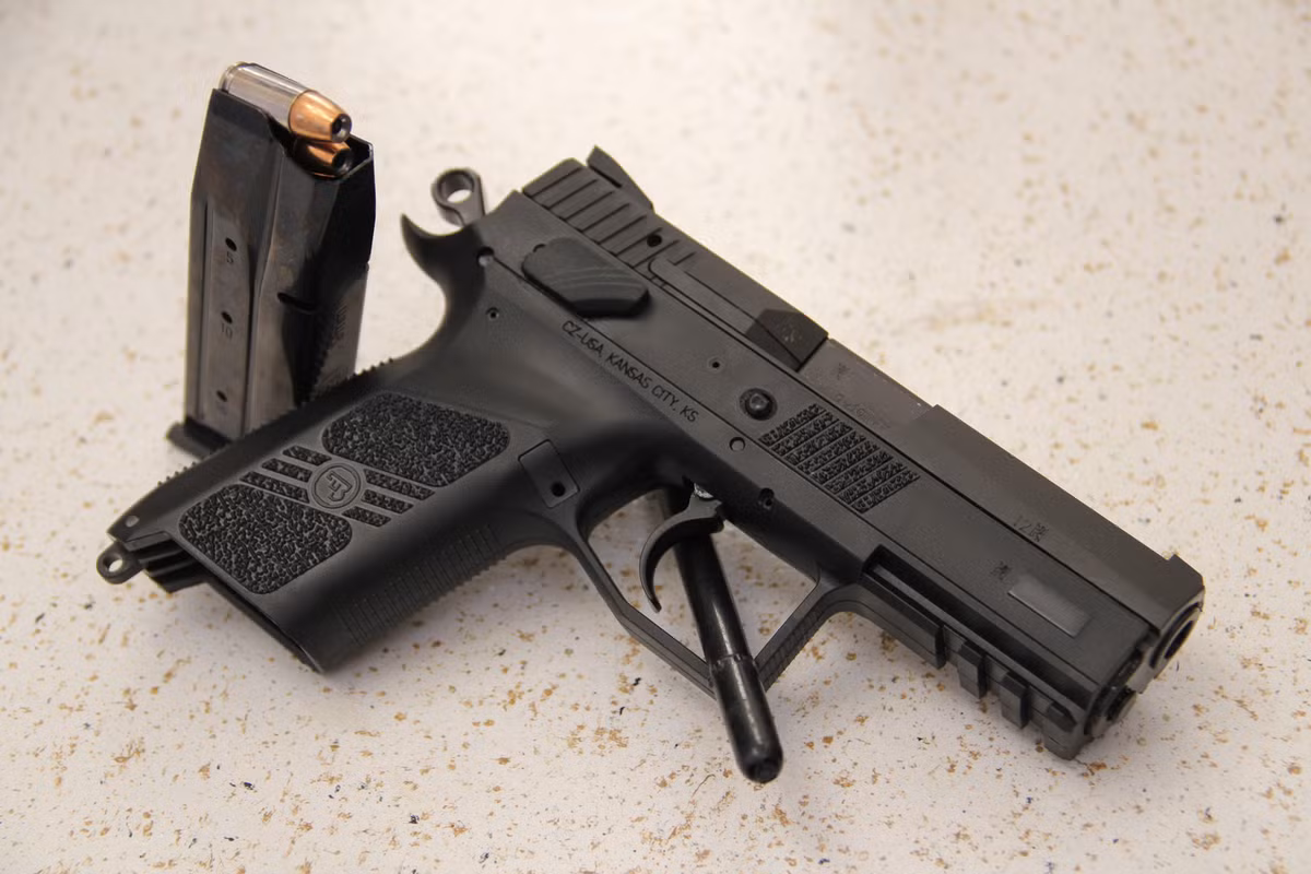 Băng đạn CZ P07 có thể chứa được 16 viên đạn cỡ 9 mm và có thể tháo rời ra.