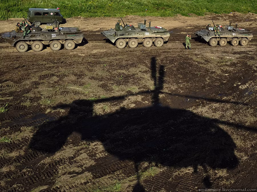 Các xe bọc thep chiến đấu BTR-80. Đây cũng là loại xe bọc thép có khả năng lội nước khá tốt của Nga.