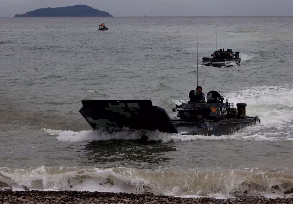 Còn đây là đội hình xe thiết giáp đổ bộ ZBD-2000.