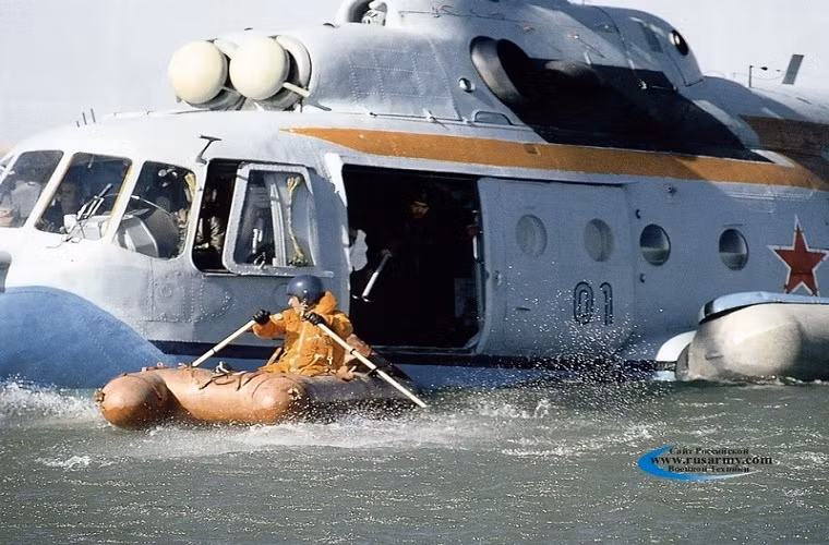 Do đó, Mi-14 có thể dễ dàng hạ cánh trên mặt nước để triển khai các thiết bị hay vũ khí chống ngầm khi cần thiết, bên cạnh đó nó cũng thể được sử dụng để triển khai các đơn vị tác chiến đặc biệt dưới nước.
