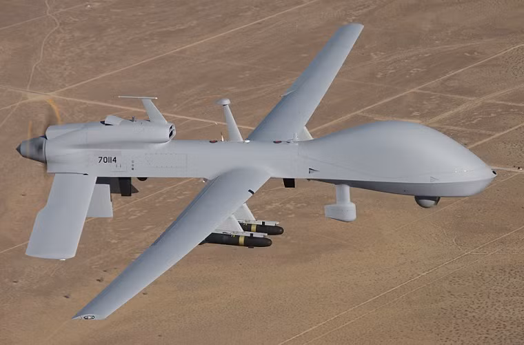 Trong khi đó, các biến thể MQ-1 vũ trang được trang bị hai giá treo vũ khí có thể mang theo các loại tên lửa không đối đất như AGM-114 Hellfire, AGM-176 Griffin hay tên lửa không đối không AIM-92 Stinger.