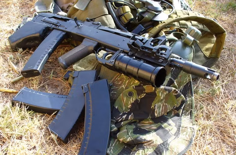 Vepr dùng cỡ đạn 5,45x39 mm cùng hộp tiếp đạn kiểu AK-74. Súng có chế độ bắn phát một và liên thanh, tầm bắn hiệu quả khoảng 500 mét.