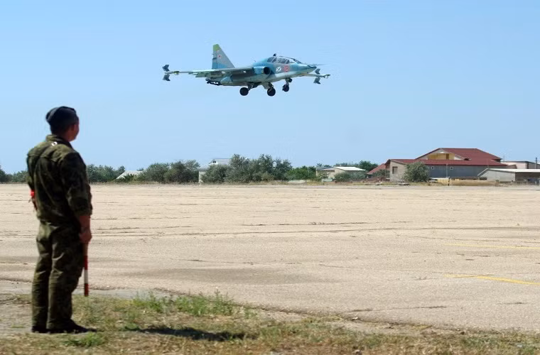 Trong ảnh là chiếc Su-25UTG chuẩn bị hạ cánh sau khi hoàn tất bài bay huấn luyện.