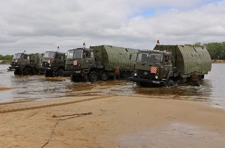 Lần lượt những chiếc Ural-53236 sẽ được di chuyển xuống nước và chúng phải đạt được tới mức nước phù hợp trước khi thả các mảng cầu phao PMP.