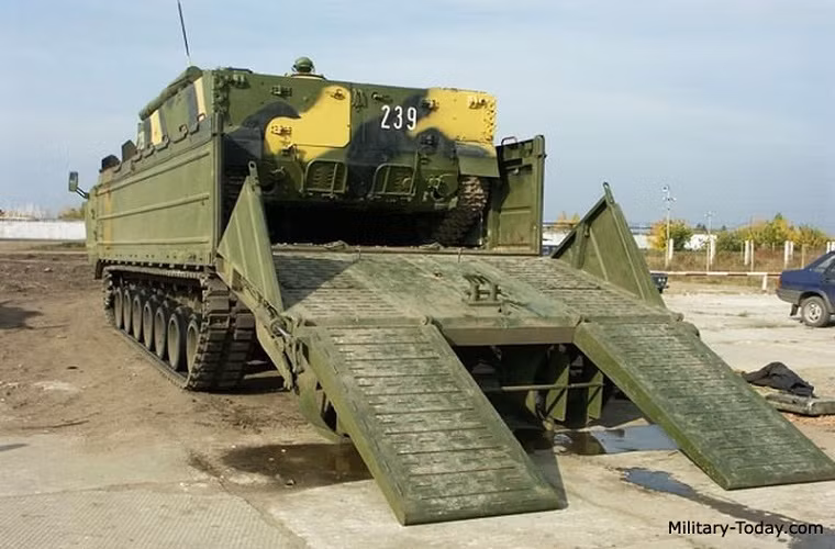 Xe bọc thép lội nước PTS-4 được trang bị một động cơ đa nhiên liệu với khả năng hoạt động liên tục hơn 10 giờ trên mặt nước và có tầm hoạt động lên tới 600km. Nó có trọng lượng khoảng 33 tấn và có thể chở theo 18 tấn trang thiết bị quân sự khi vượt sông.