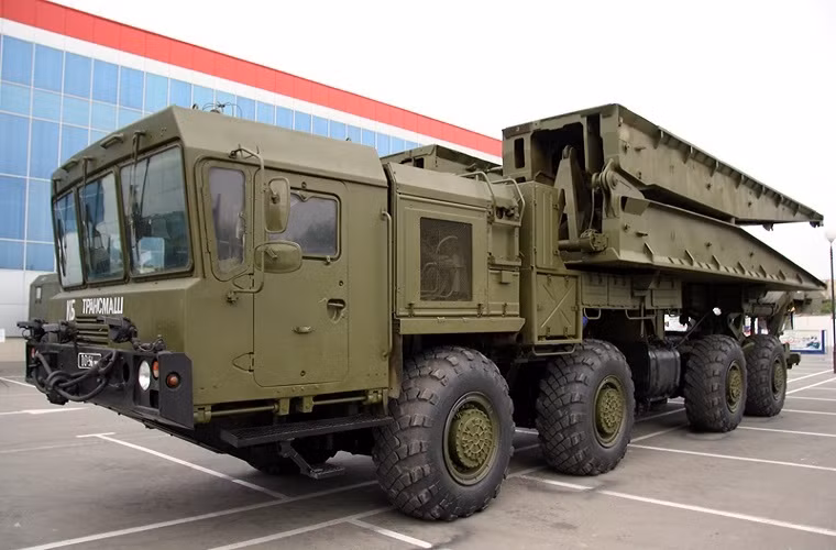 Đứng cuối trong danh sách top 5 của Russia &amp; India Report là hệ thống cầu cơ giới tự hành hạng nặng TMM-6 vốn được thiết kế để có thể giúp các đơn vị cơ giới của Nga vượt qua các khu vực nước sâu có chiều rộng khoảng 100m và sâu đến 5m với tải trọng lên tới 60 tấn.