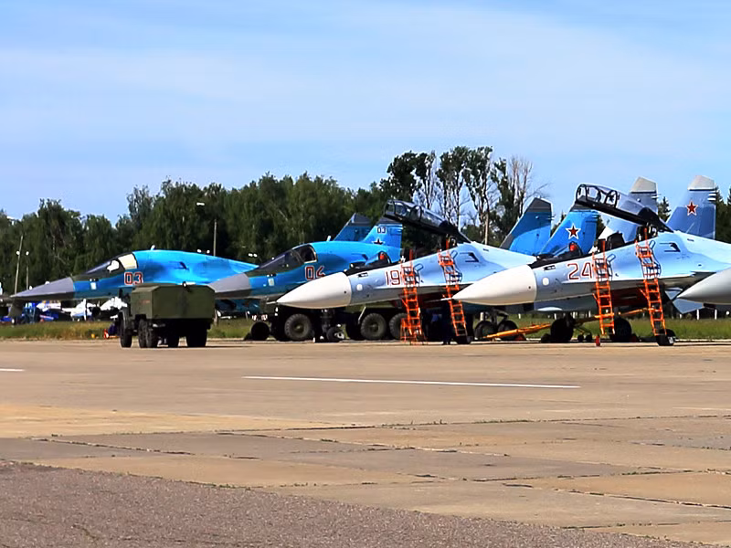 Các chiến đấu cơ Sukhoi của Nga đang chuẩn bị cho buổi luyện tập biểu diễn. Trong sự kiện lần này Không quân Nga sẽ cử Sukhoi Su-30SM, Su-34, Su-35 tham gia phô diễn.