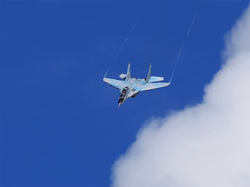 Cuộc thi không quân Aviadarts 2015 vừa tái khởi động hôm 4/8/2015. Trước đó sự kiện này đã bắt đầu từ ngày 2/8 nhưng phải hoãn lại khi một trực thăng tấn công Mi-28N Nga bị lao đầu xuống đất khi đang bay biểu diễn do gặp sự cố kỹ thuật. Ảnh: chiến đấu cơ Nga MiG-29 đang nhào lộn trên không.