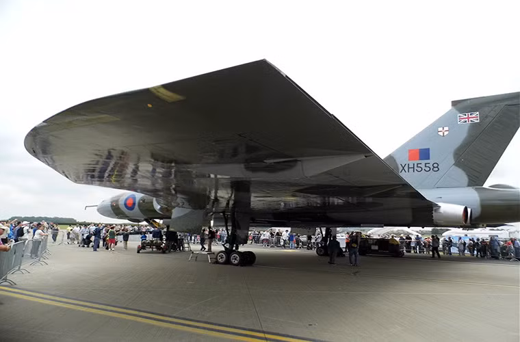 Khác với thiết kế của các loại máy bay ném bom cùng thời, Avro Vulcan sở hữu đôi cánh hình tam giác khá lớn và các động cơ đẩy phản lực được bố trí toàn bộ ở đuôi máy bay. Bên cạnh đó nó cũng là một trong những máy bay ném bom chiến lược đầu tiên trên thế giới được trang bị hệ thống tiếp nhiên liệu trên không.