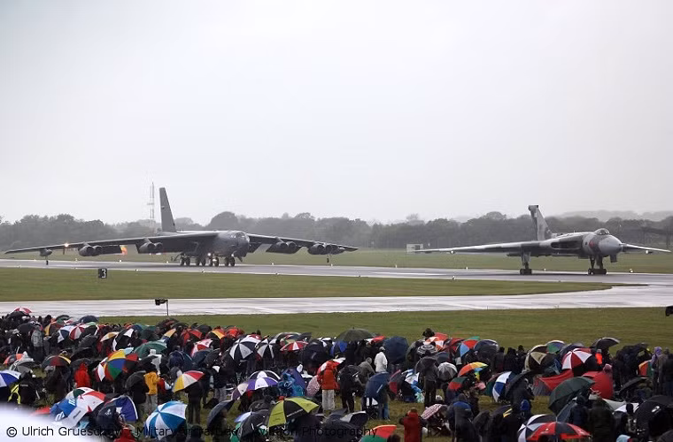 Sau một thời gian dài hoạt động, phi đội Avro Vulcan của Không quân Hoàng gia Anh được chính thức cho nghỉ hưu vào tháng 3/1984, khi vai trò của nó gần như mờ nhạt trong giai đoạn cuối của Chiến tranh Lạnh và việc duy trì một phi đội máy bay ném bom tốn kém như Avro Vulcan đối với RAF là không cần thiết.