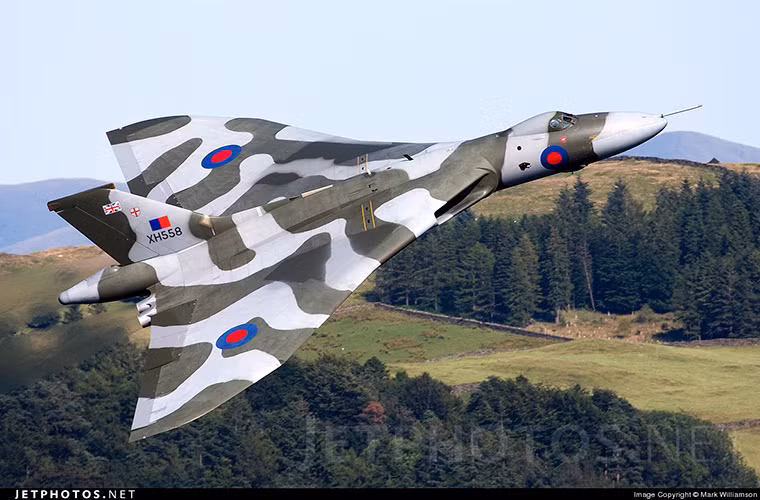 Trong suốt giai đoạn từ năm 1956-1965 đã có khoảng 136 chiếc Avro Vulcan được chế tạo và biên chế cho RAF. Giống như các loại máy bay ném bom khác Avro Vulcan cũng được phát triển với nhiều biến thể khác nhau như Vulcan B.1, Vulcan B.2 và Vulcan K.2 trong đó phổ biến nhất vẫn là Vulcan B.2.