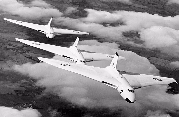 Avro Vulcan hay còn được biết tới với cái tên khác là Hawker Siddeley Vulcan được phát triển bởi liên doanh giữa công ty hàng không lớn của Anh lúc đó là Hawker Siddeley và AV Roe &amp; Co (Avro). Nó được phát triển từ cuối những năm 1940 trước khi được đưa vào sản xuất hàng loạt vào năm 1956 và cũng được chuyển giao cho Không quân Hoàng gia Anh trong giai đoạn này.