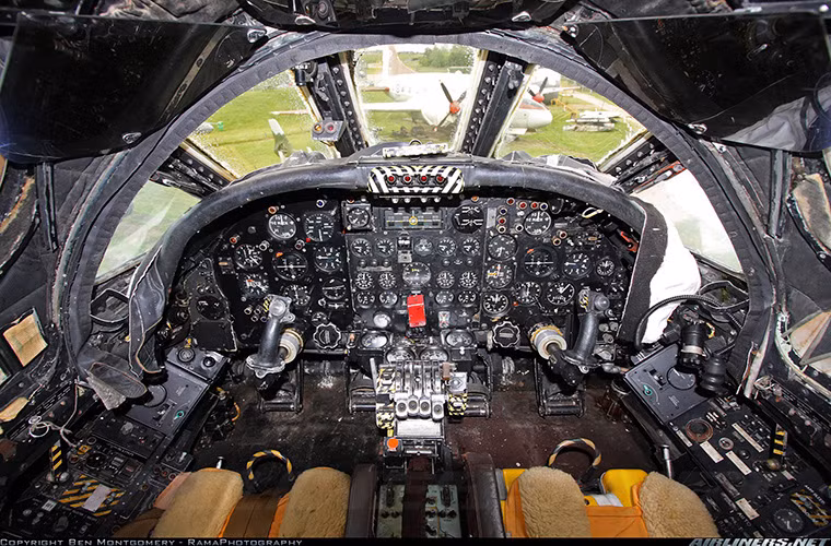 Cận cảnh bên trong buồng lái của Avro Vulcan với hệ thống các đồng hồ hiển thị thông số bay phức tạp hơn rất nhiều so với các loại máy bay ném bom hiện đại ngày nay.