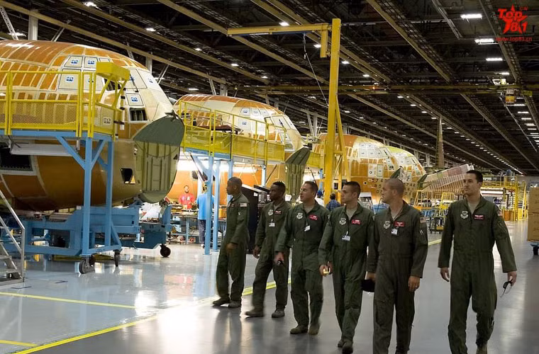 Các nhân viên làm việc trong dây truyền lắp ráp máy bay C-130J của công ty Lockheed Martin.