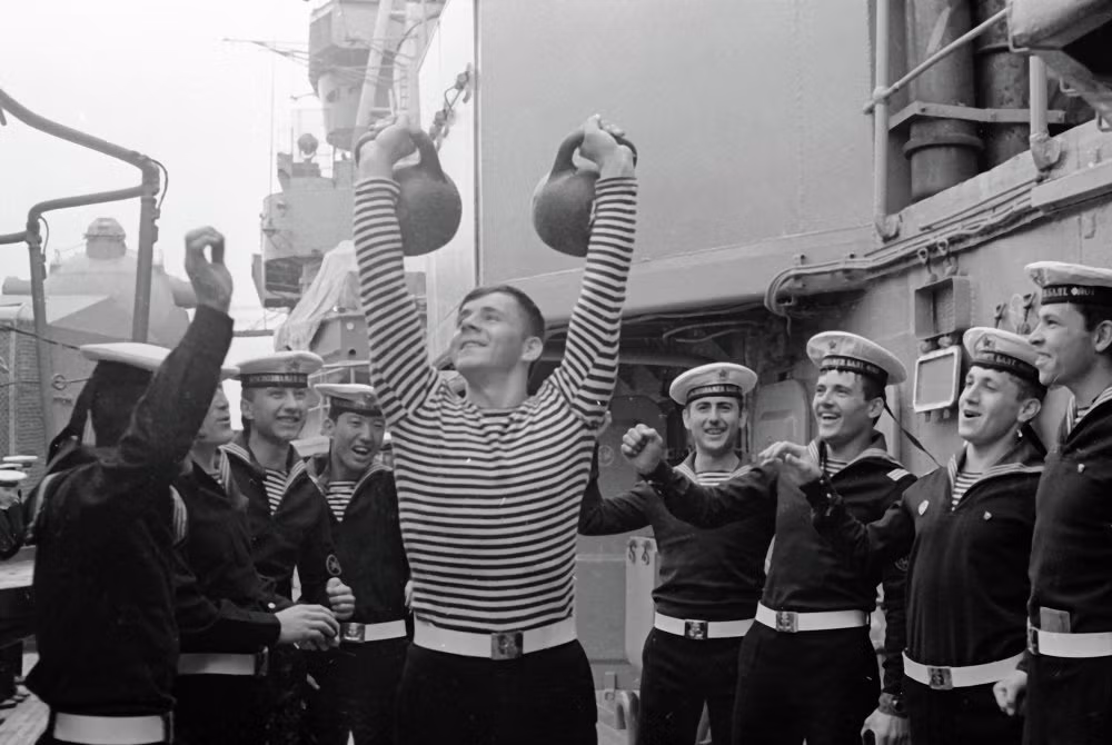 Chỉ huy đầu tiên của Hạm đội Baltic là Đô đốc người Hà Lan Cornelius Cruys. Đến năm 1703, căn cứ chủ chốt của Hạm đội ở Kronshtadt đã được thiết lập. Ảnh: các thủy thủ đang reo hò nâng tạ trên boong tàu của Hạm đội.