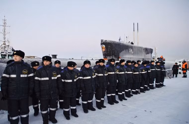Thủy thủ đoàn tàu ngầm Vladimir Monomakh xếp thành hàng dài. Trước đó, Nga đã đưa vào biên chế 2 tàu ngầm hạt nhân chiến lược lớp Borey. Đó là các tàu ngầm Yury Dolgoruki vào năm 2012 và tàu ngầm Alexxandr Nevsky vào năm 2013.