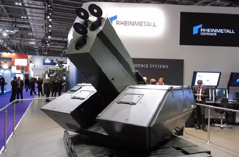 Trong ảnh là một hệ thống vũ khí đánh chặn bằng laser khác của Rheinmetall được tích hợp trên hệ thống phòng không Skyguard với tổ hợp gồm 3 ống phát có công suất 20kW cho mỗi ống.