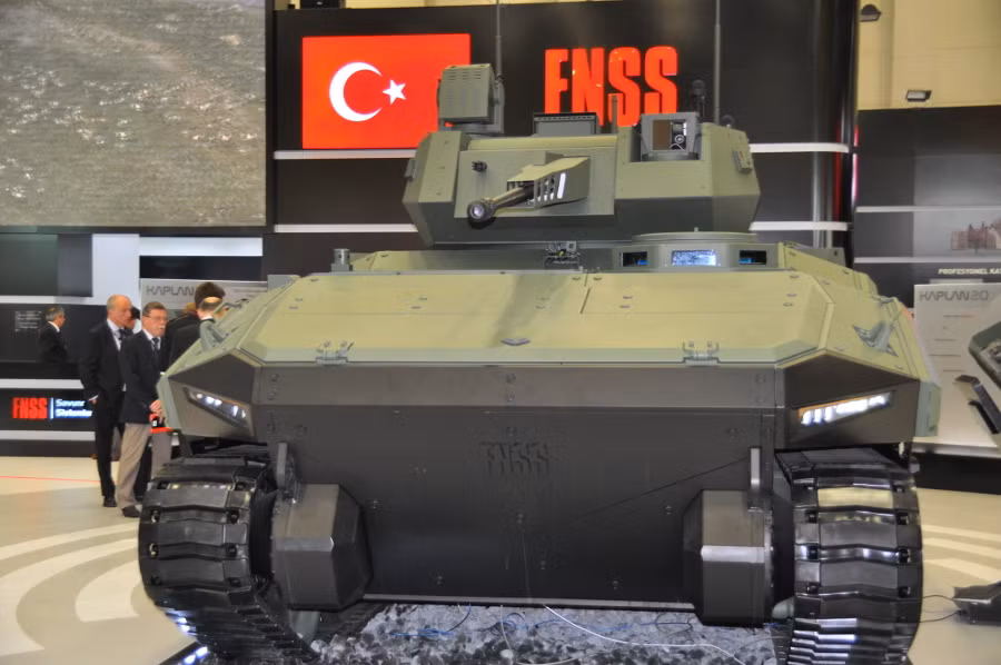 Kaplan-20 trang bị loại pháo tự động ATK Bushmaster Mk 44 cỡ 30 mm cùng một súng máy đồng trục 7.62 mm.