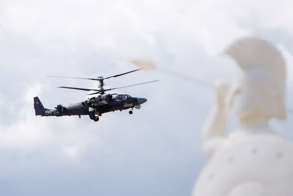 Một trực thăng tấn công Ka-52 đang biểu diễn trên không.