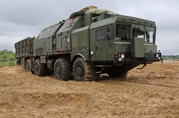 15M69 MIOM là một trong những phương tiện hỗ trợ kỹ thuật hậu cần và ngụy trang được phát triển dành riêng cho Lực lượng Tên lửa Chiến lược Nga. Nó thường được biên chế cùng với các tổ hợp tên lửa đạn đạo di động chủ lực như RS-24 “Yars” hoặc Topol-M. Quân đội Nga chính thức đưa vào trang bị 15M69 MIOM từ năm 2009 nhưng thông tin về loại phương tiện này vẫn ít có người biết đến.