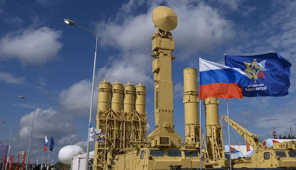 Hệ thống tên lửa phòng không S-300VM Antey-2500 Nga trưng bày tại Army-2015.