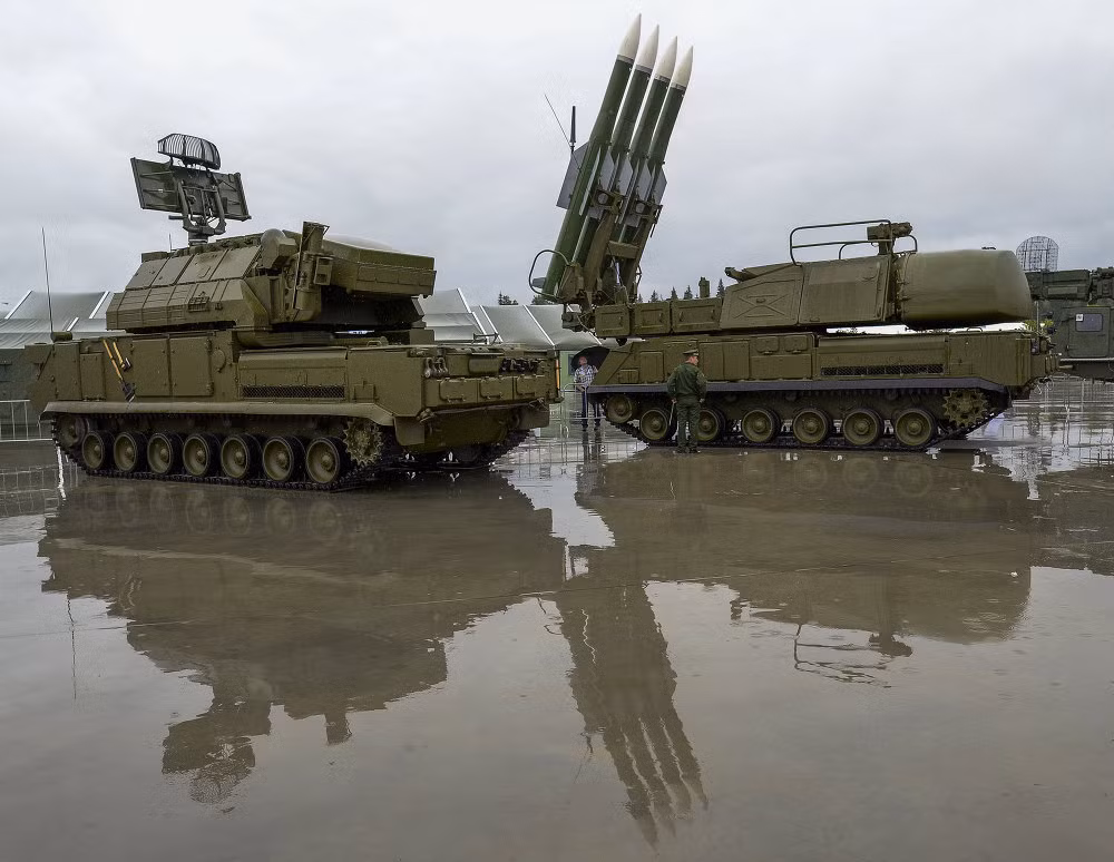 Ngày đầu khai mạc Army-2015 trời mưa khá dày. Ảnh: hệ thống phòng không Buk-1M tham gia Army-2015.