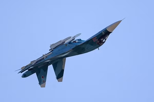 Chiến đấu cơ Sukhoi Nga "ngửa bụng" trên không khoe vũ khí.