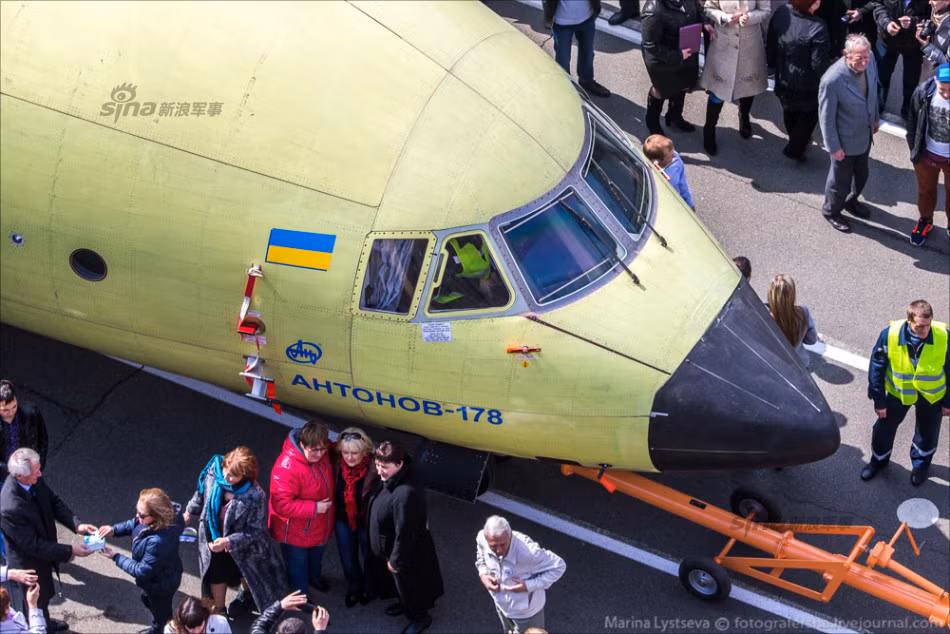 Người dân Ukraine chụp ảnh lưu niệm bên cạnh An-178. Máy bay có giá ước tính khoảng 20-25 triệu USD.