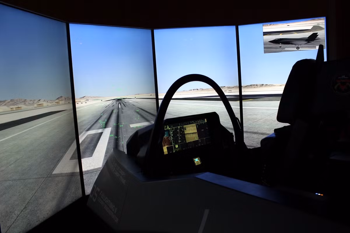 Lần đầu tiên Lockheed Martin đưa buồng lái giả lập của siêu cơ F-35 tới MSPO trưng bày.