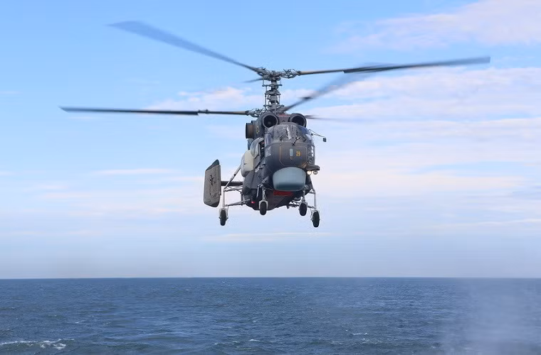 Để hoạt động tốt trong điều kiện tác chiến trên biển Ka-27 được trang bị hai động cơ Isotov TV3-117V có công suất 2.230hp mỗi chiếc với trọng lượng cất cánh tối đa lên tới 12 tấn và có thể bay với vận tốc 270km/h.