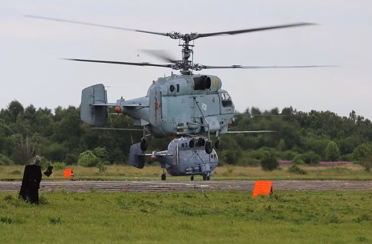 Trực thăng săn ngầm Ka-27 được phát triển dựa trên người tiền nhiệm của nó là Ka-25, cả hai mẫu trực thăng này đều sử dụng thiết kế cánh quạt nâng đồng trục không sử dụng cánh quạt ở đuôi như các thiết kế trực thăng thông thường.