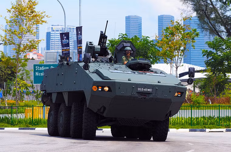 Khi nổi trên mặt nước, xe sử dụng thiết bị đẩy cánh quạt, tốc độ có thể đạt 6 hải lý/giờ. Xung quanh thân xe TERREX 2 được bố trí 11 máy ghi hình, có thể giúp cho lái xe nhìn thấy mọi vật xung quanh xe.