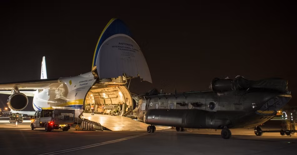 Máy bay vận tải khổng lồ An-124 Ruslan đang mở rộng phần đầu ra giống như một con "cá mập trắng" đang ngoạm "con mồi".