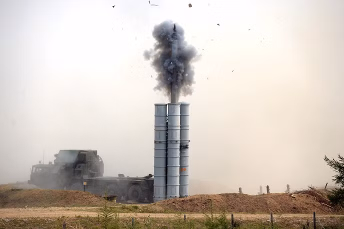 Đạn tên lửa S-300 rời bệ phóng bằng liều phóng lạnh.