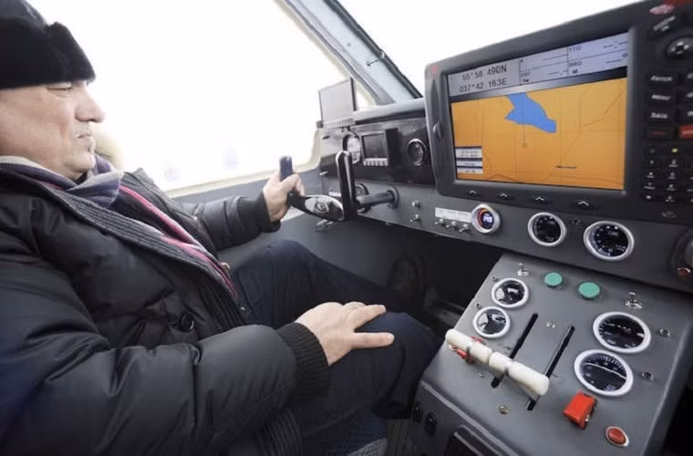 Khoang lái của Burevestnik-24 có thiết kế khá đơn giản, tuy nhiên nó lại được trang bị hệ thống định vị vệ tinh với một màn hình hiển thị. Hệ thống này sẽ giúp phi công dễ dàng xác định phương hướng ngay cả trong điều kiện thời tiết xấu.
