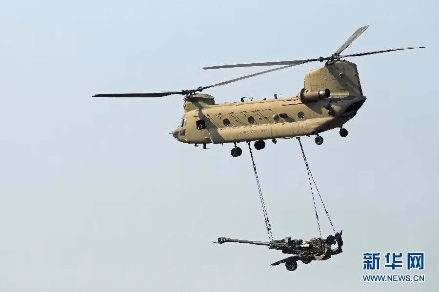 Một máy bay Chinook CH-47F khác đang mang theo khẩu pháo M777A1.