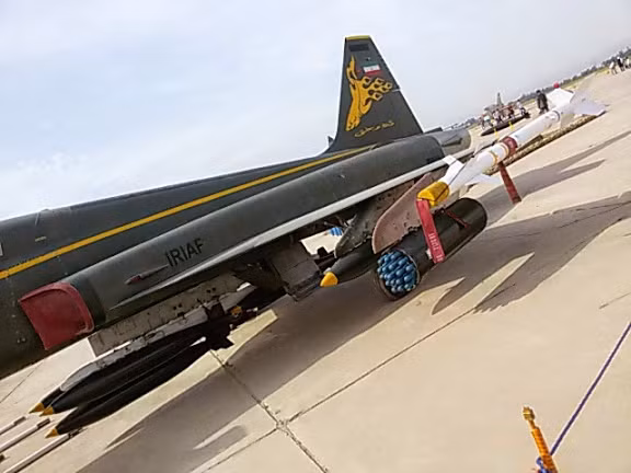 Còn đây là dàn vũ khí của tiêm kích F-5E Không quân Iran gồm: 5 bom Mk-80, hai cụm rocket LAU-5003 và hai tên lửa không đối không AIM-9.