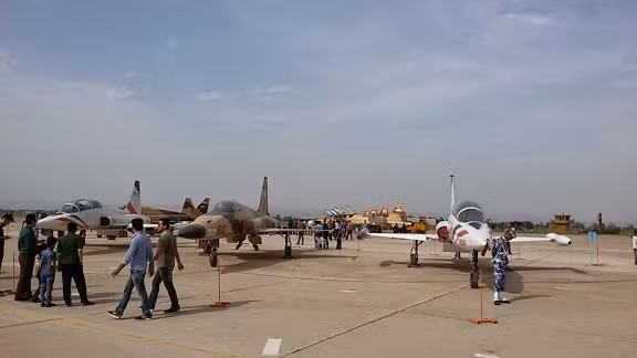 Đây là triển lãm thường niên của Không quân Iran tại Dezful diễn ra vào ngày 27/3. Trong ảnh là hai máy bay huấn luyện chiến đấu nội địa HESA F-5B Simorgh (màu trắng) được chế tạo dựa trên mẫu F-5B của Mỹ, ở giữa là tiêm kích đa năng hạng nhẹ Saeghe.