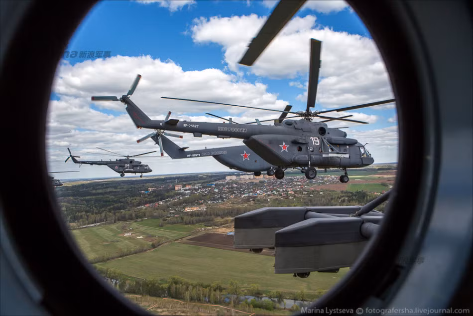 Các trực thăng Mil Mi-8 cùng Mil Mi-26 đã tiến gần tới khu vực cảng sông phía bắc Thủ đô Moscow.
