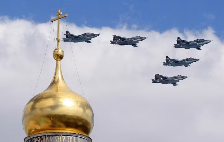 Các cường kích cơ Su-25SM đang nối đuôi nhau bay trên bầu trời Quảng Trường Đỏ.