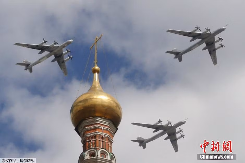 Máy bay ném bom chiến lược Tupolev Tu-95. Ngoài ra, Nga còn điều động cả các máy bay ném bom Tupolev-160 và Tupolev22M3 tham gia duyệt binh.
