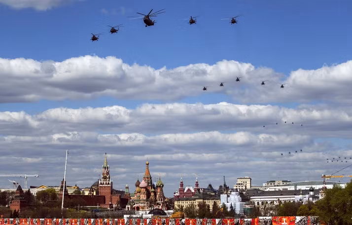 Các phi đội máy bay kéo về đông nghịt như đàn kiến trên bầu trời trong xanh của Thủ đô Moscow vào những ngày tháng 5.