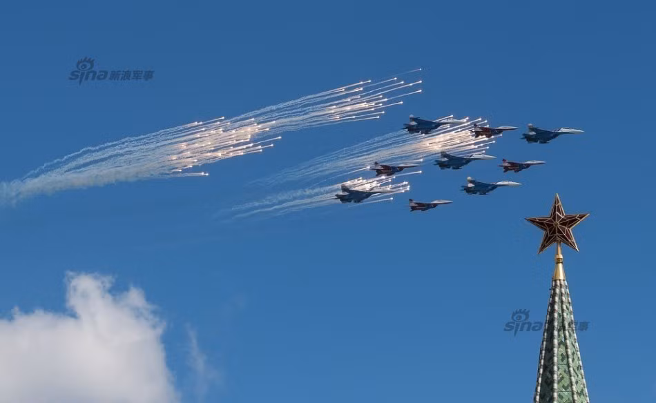 Dàn tiêm kích Sukhoi liên tục bắn pháo sáng diễu hành đẹp mắt trên bầu trời.