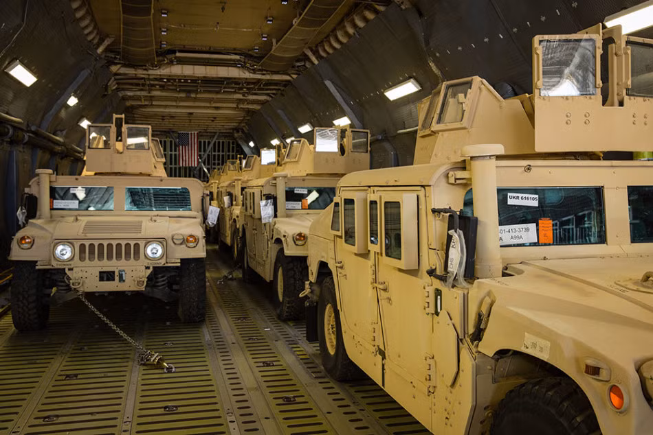 Những chiếc xe bọc thép Humvee được cố định bằng dây thép trong khoang máy bay vận tải hàng khủng C-5 Galaxy Mỹ tới sân bay quốc tế Boryspil tại Kiev, Ukraine ngày 25/3/2015.