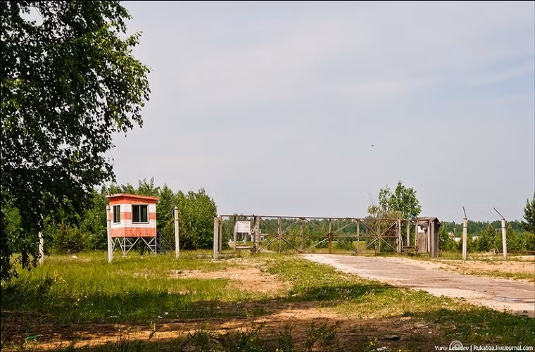  Sân bay quân sự Sormovo từng là một phần của nhà máy chế tạo máy bay Sokol nằm ở ngoại ô thành phố Nizhny Novgorod, Nga. Sormovo được Không quân Liên Xô đưa vào hoạt động từ những năm 1950, đây cũng là một trong những căn cứ triển khai các phi đội máy bay tiêm kích đánh chặn MiG-25 và MiG-31. Trong ảnh là cổng vào của sân bay quân sự Sormovo đã bị bỏ hoang nhiều năm nay.