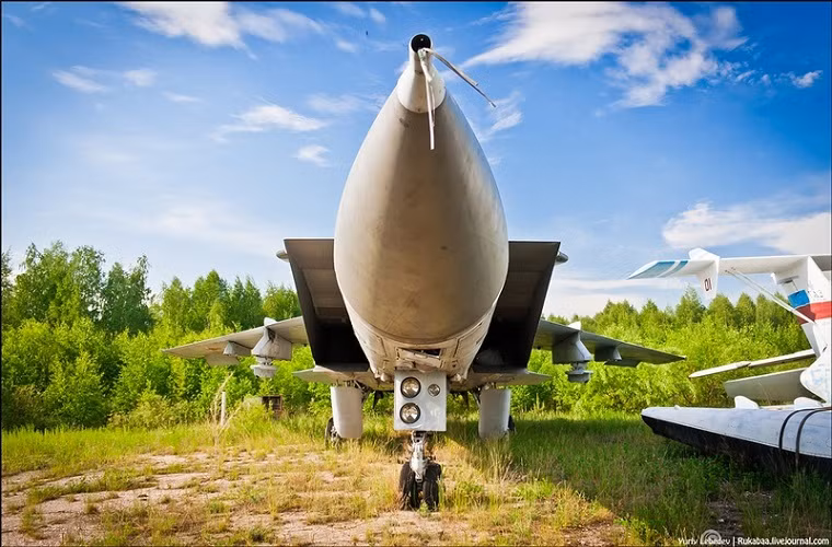 Cận cảnh một chiếc MiG-31 khác trong sân bay quân sự Sormovo.